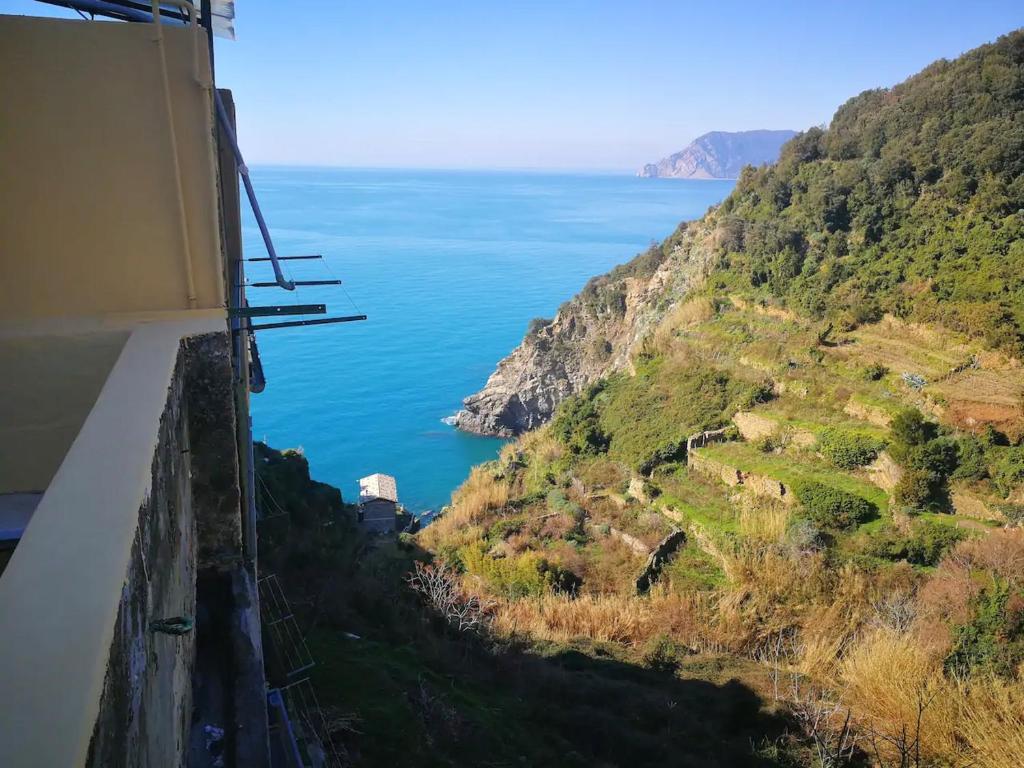 een uitzicht op de oceaan vanaf een trein bij One bedroom apartement with wifi at Corniglia in Corniglia