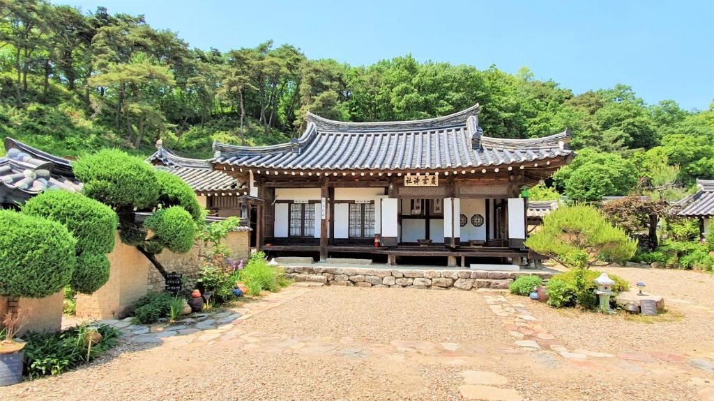 an asian style house with a roof at Tohyang Traditional House in Bonghwa