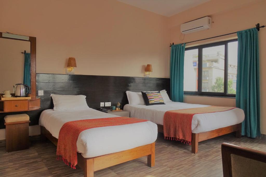 Llit o llits en una habitació de Hotel Karuna