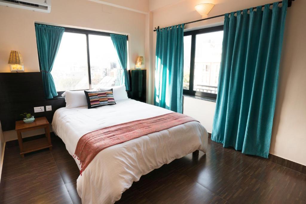 Llit o llits en una habitació de Hotel Karuna