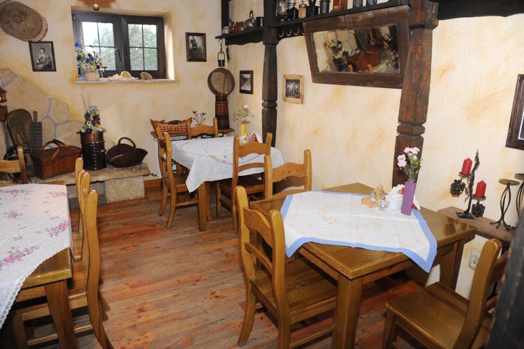 Reštaurácia alebo iné gastronomické zariadenie v ubytovaní Hotel Restauracja Jaś Wędrowniczek