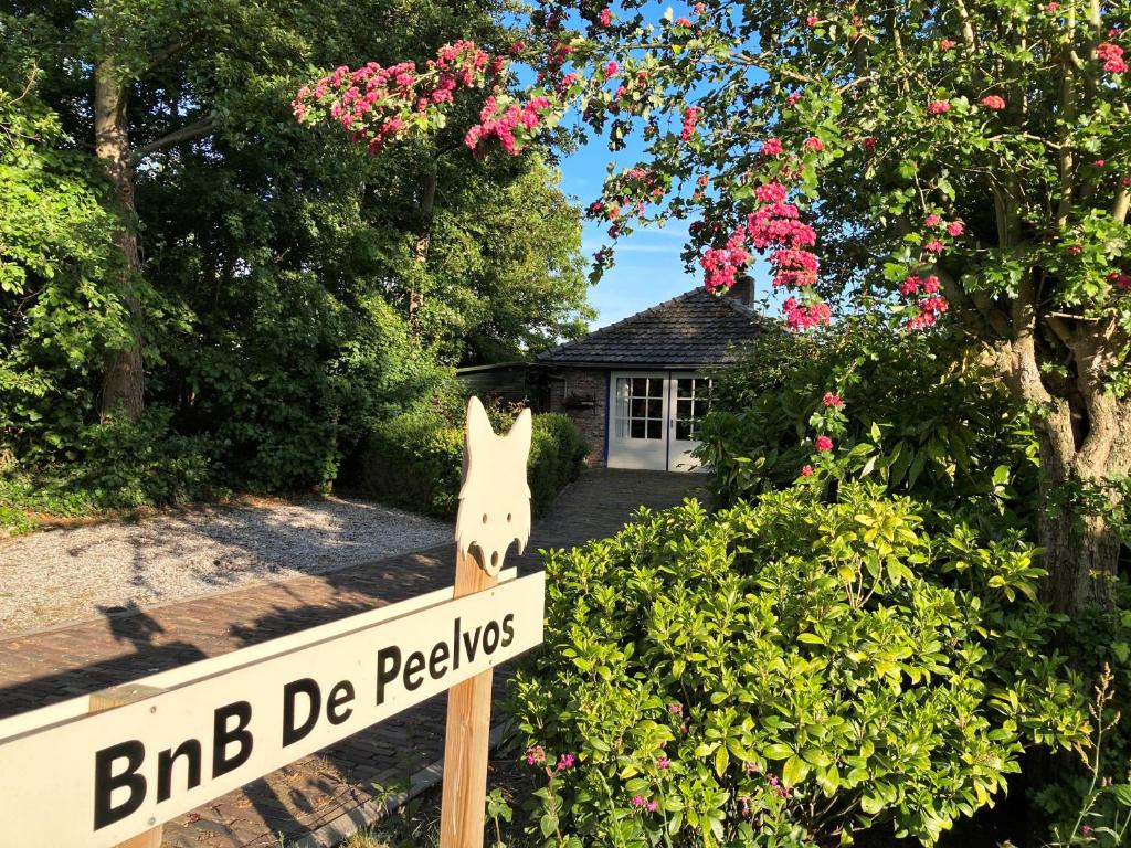 een bord voor een huis met een konijn erop bij BnB De Peelvos in Deurne