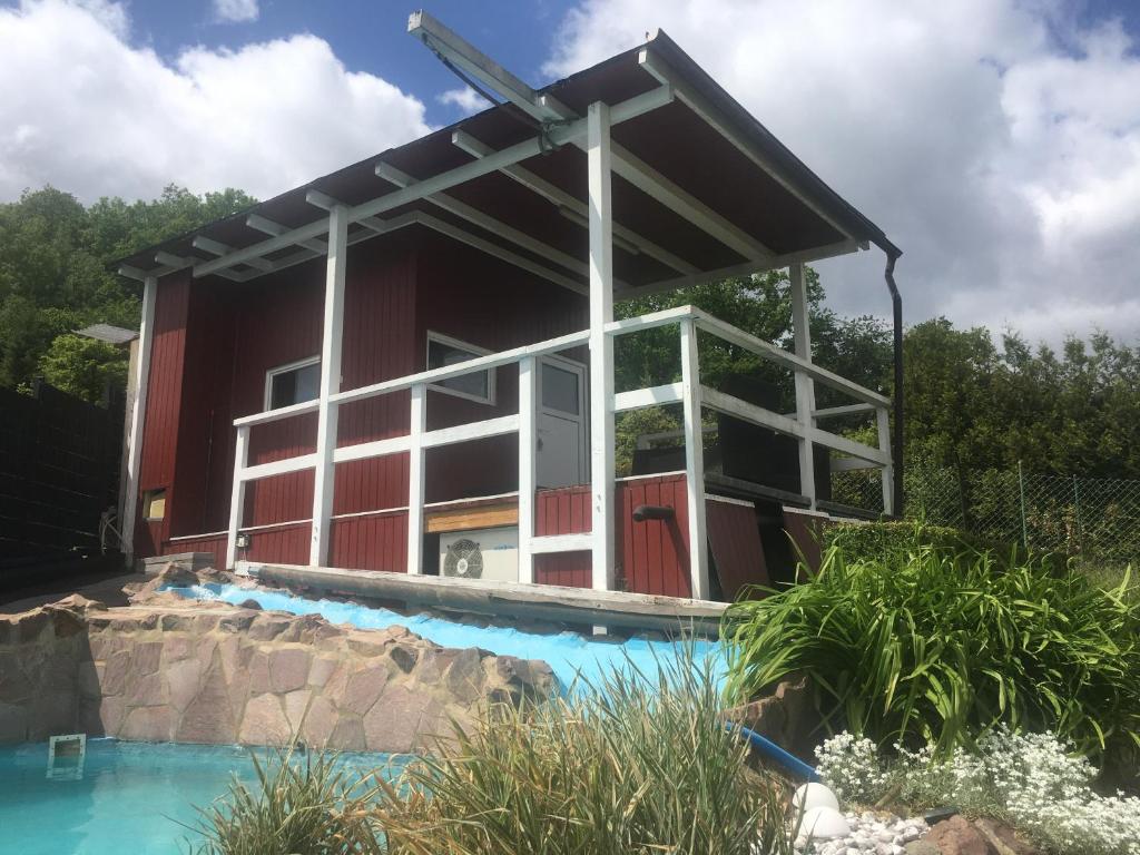 una casa con piscina frente a ella en Wohlfühl-Oase, en Limburg an der Lahn