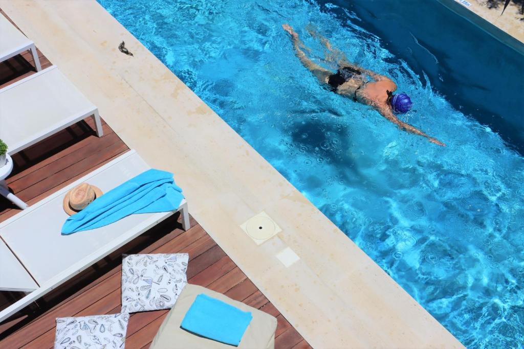 Bazén v ubytování Fos Villa, a Luxe House with Private Heated Pool nebo v jeho okolí