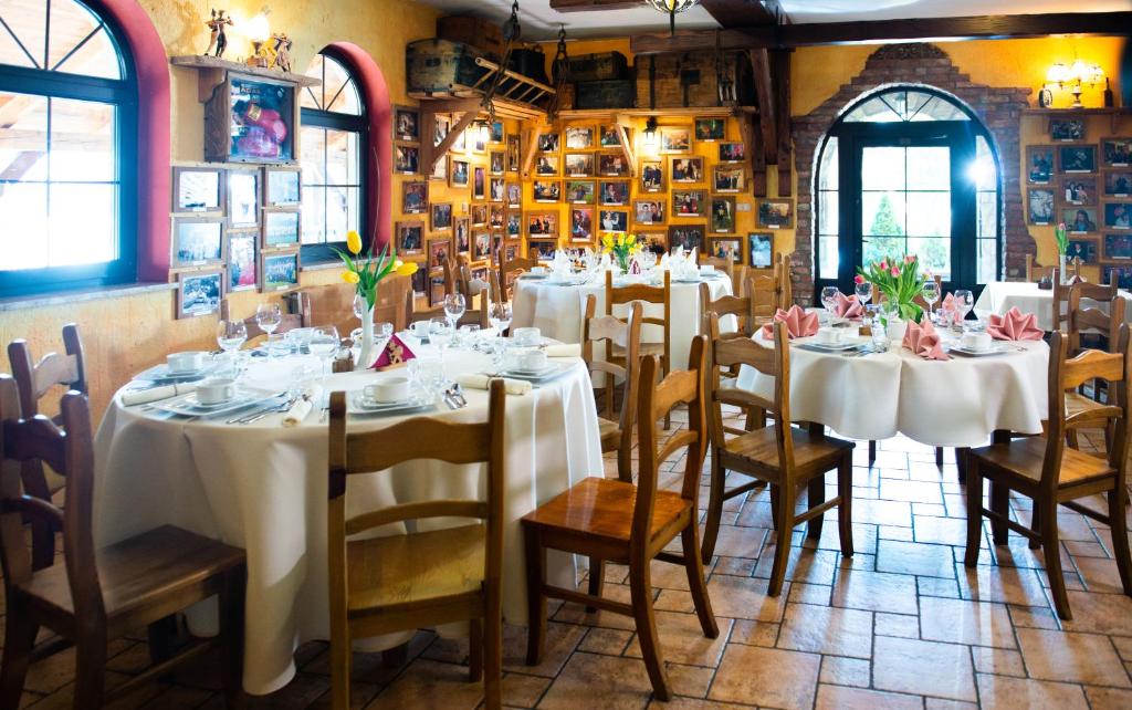 Reštaurácia alebo iné gastronomické zariadenie v ubytovaní Hotel Restauracja Jaś Wędrowniczek