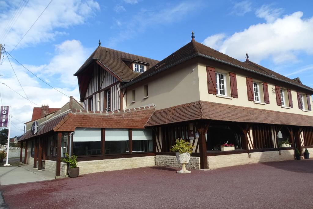 un gran edificio con techo en Le Vauban, en Merville-Franceville-Plage