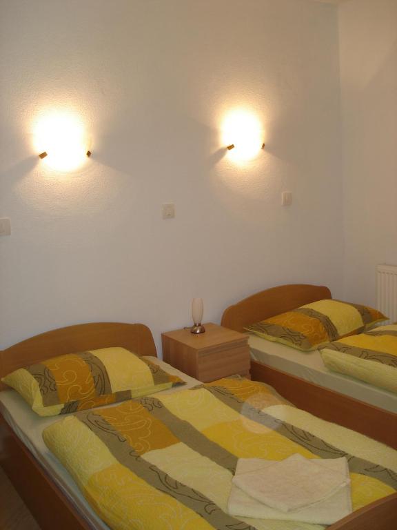 Postel nebo postele na pokoji v ubytování Apartments Lake Bohinj