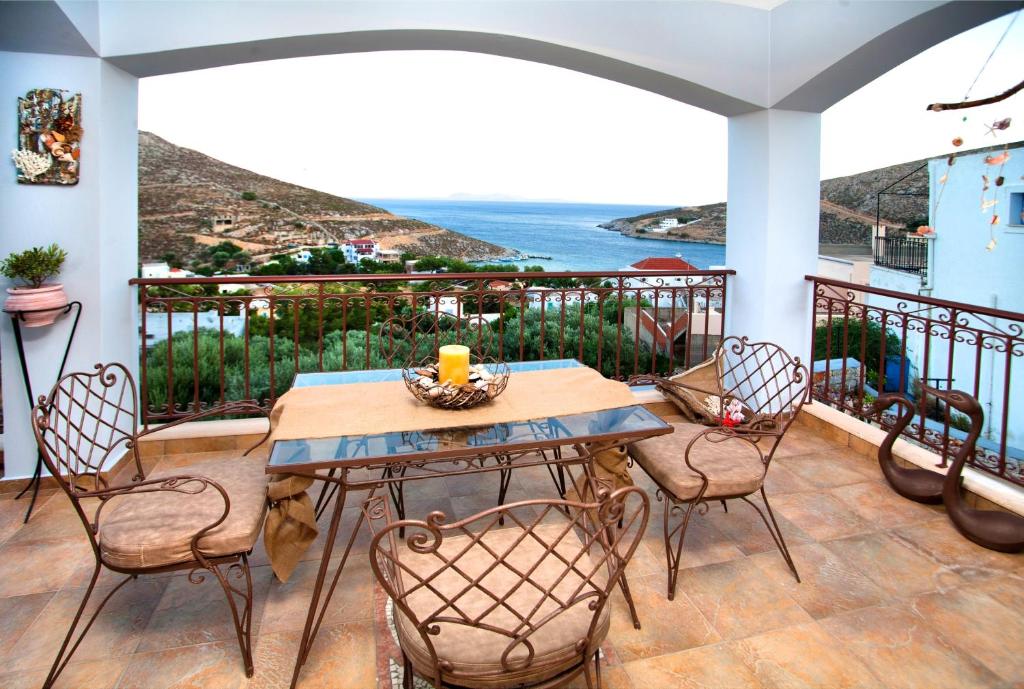 صورة لـ 3 bedrooms house at Kalymnos 350 m away from the beach with sea view enclosed garden and wifi في كاليمنوس