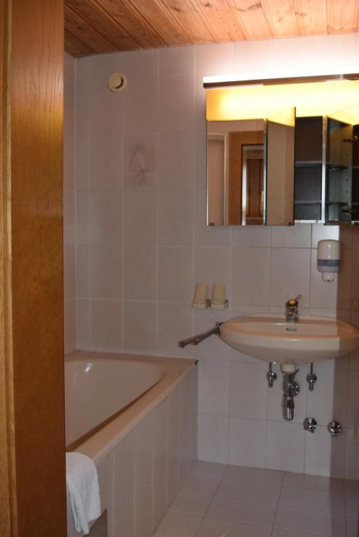 Koupelna v ubytování Bergsteiger-Zimmer Pension Obermair
