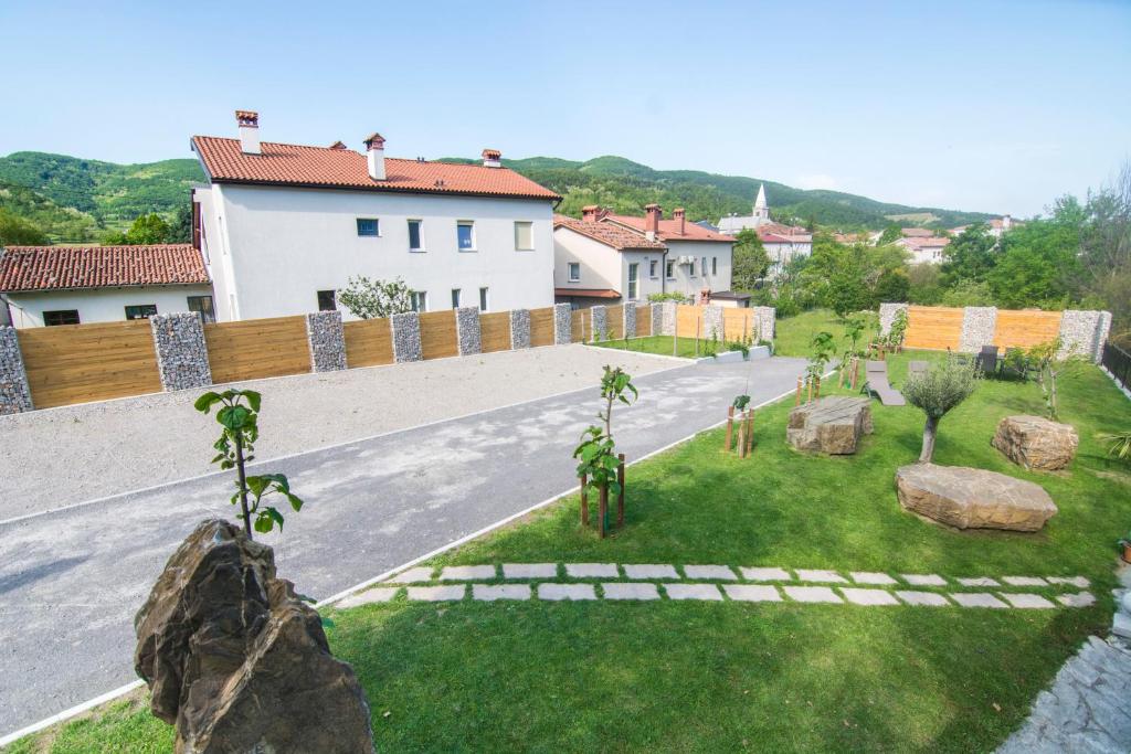 eine Ausstellung eines Hauses mit einem Hof mit Steinen in der Unterkunft Apartment Vidus Wine Estate in Podnanos