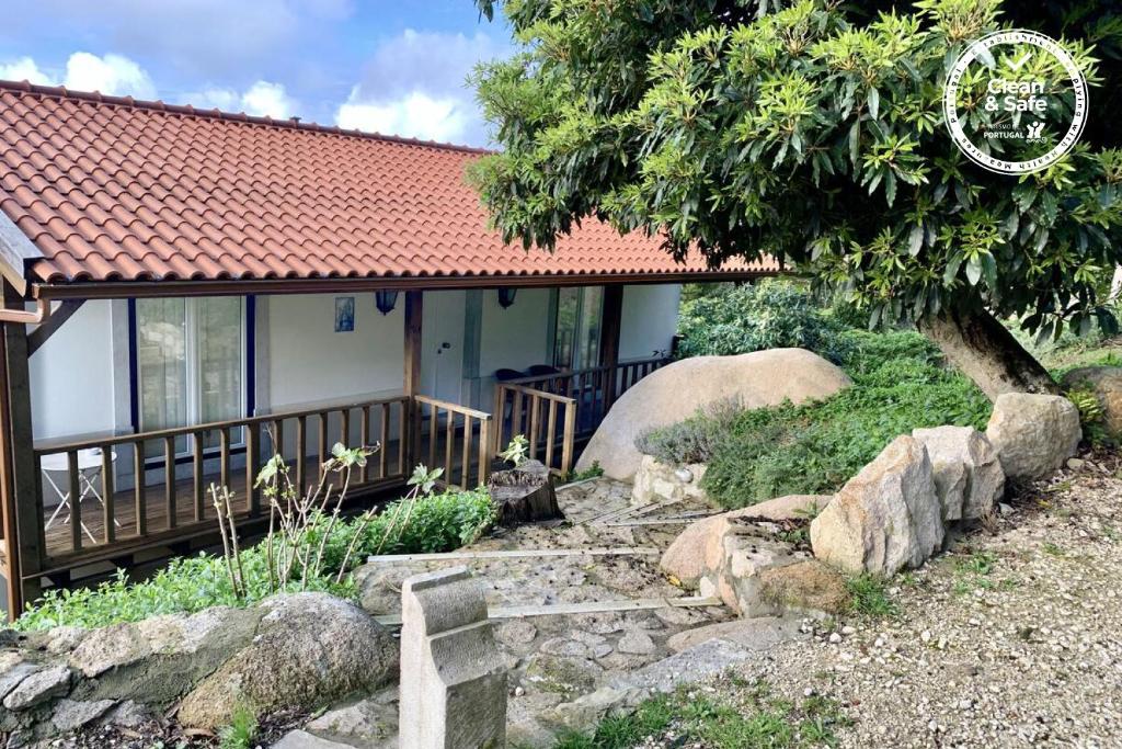 dom z drzewem i kamienną ścieżką przed nim w obiekcie Eighteen21 Houses - Secluded Charm Cottage in Quinta Velha w mieście Sintra