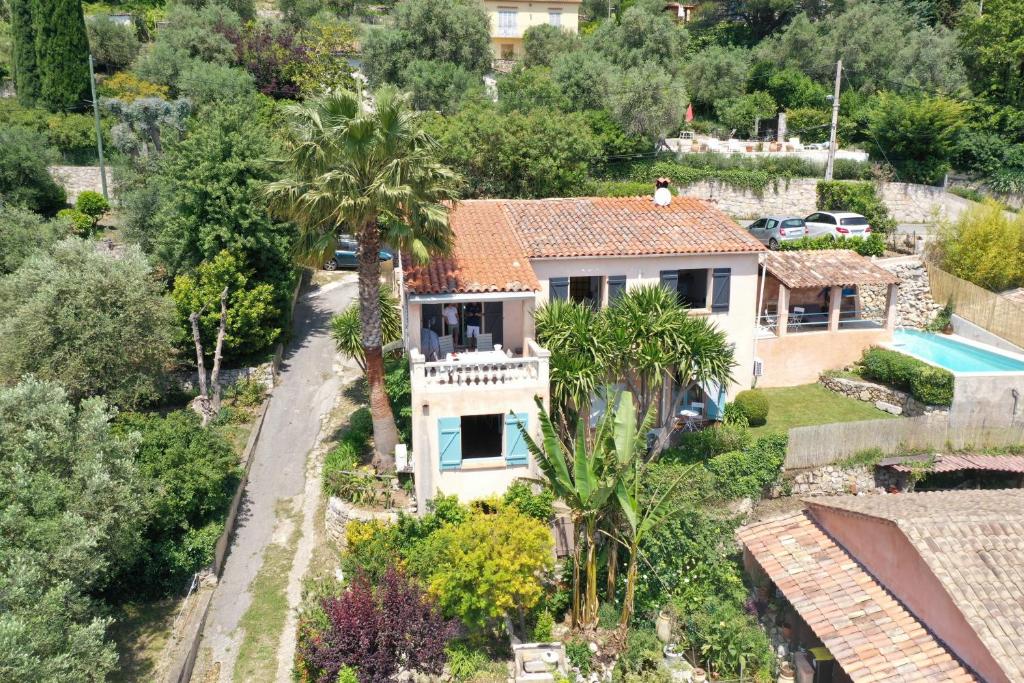 an aerial view of a house with a swimming pool at Charmant rez de villa en provence in Le Tignet