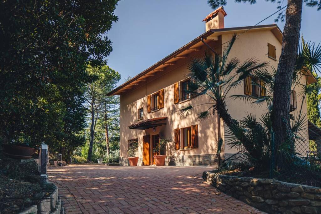 una casa con un vialetto di mattoni davanti di Villa Monte Illuminato a Fano