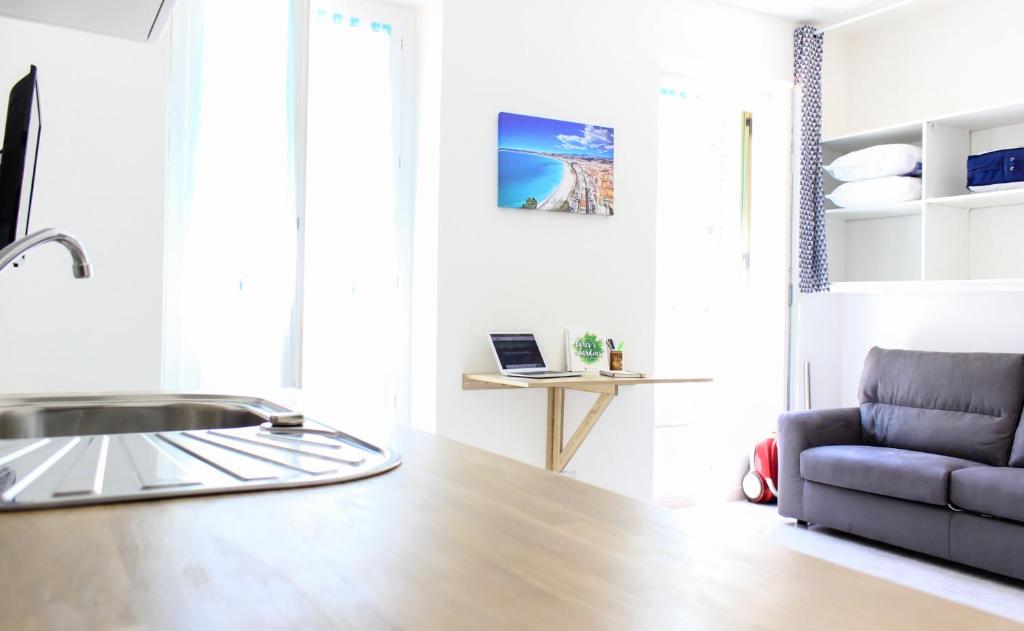 une cuisine avec un comptoir et un canapé dans l'établissement NICE - Studio cosy hypercentre à 500m de la plage, à Nice