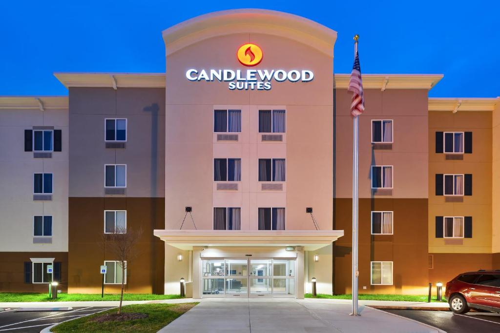 uma representação de um edifício com um concessionário de automóveis em Candlewood Suites Louisville - NE Downtown Area, an IHG Hotel em Louisville