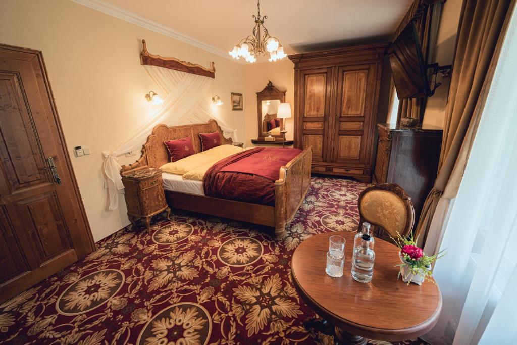 Postel nebo postele na pokoji v ubytování Hotel Svatojánský Dvůr
