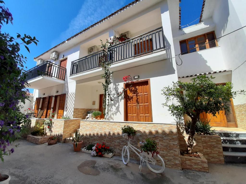 una casa blanca con dos bicicletas estacionadas frente a ella en Studio Lefteris, en Skiathos