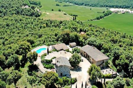 una vista aerea di una casa con piscina di Podere La Castellina a Podere Poggiaccio