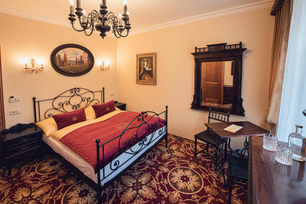 Postel nebo postele na pokoji v ubytování Hotel Svatojánský Dvůr