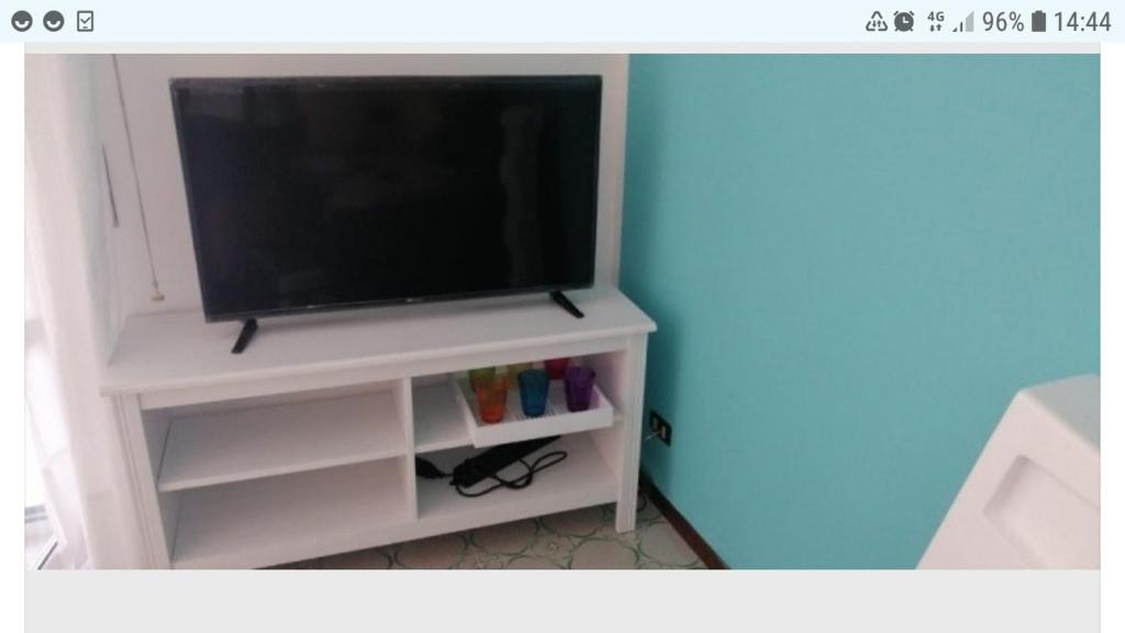 Televízia a/alebo spoločenská miestnosť v ubytovaní Casa GIOVANNA