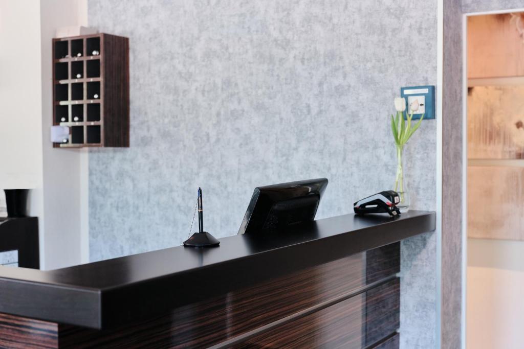 einen schwarzen Schreibtisch mit Telefon auf einem Zimmer in der Unterkunft Beisenbusch Hotel & Restaurant in Bottrop