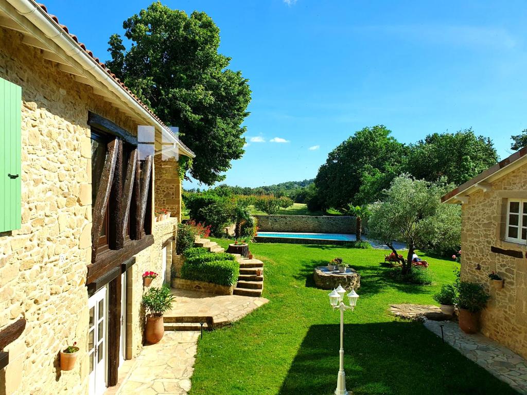 Bazén v ubytování L'Ermitage de Saint-Bardoux nebo v jeho okolí