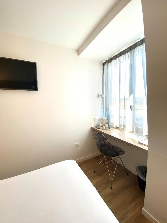 TV a/nebo společenská místnost v ubytování Hôtel Originals City, Armony Dijon - Chenôve