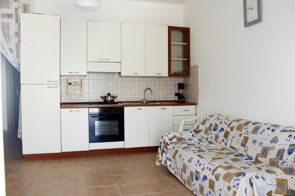 Virtuvė arba virtuvėlė apgyvendinimo įstaigoje 3 bedrooms appartement at Pachino 40 m away from the beach with furnished terrace