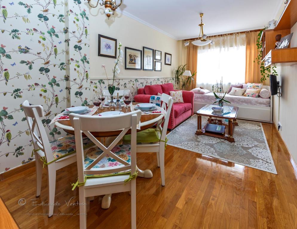 sala de estar con mesa y sofá rosa en Noia Compostellae. Wifi, en Noia