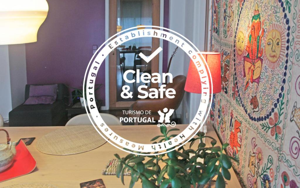 un espejo redondo sobre una mesa con un cartel que diga limpio y seguro en Apartamento Independente Praia & Porto - Limpo e Seguro, en Matosinhos