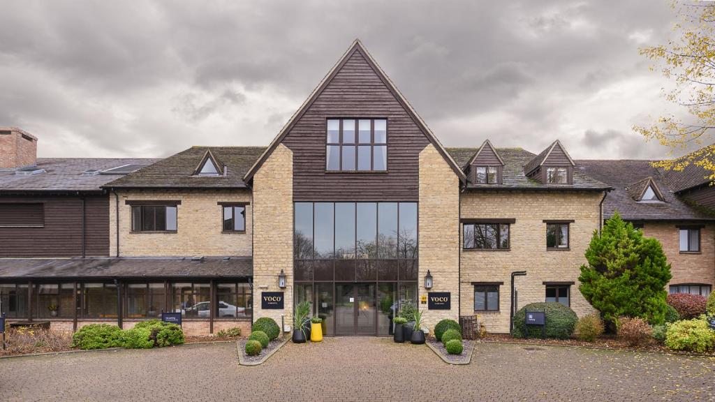 Cette grande maison en briques possède une grande fenêtre. dans l'établissement voco Oxford Spires, an IHG Hotel, à Oxford