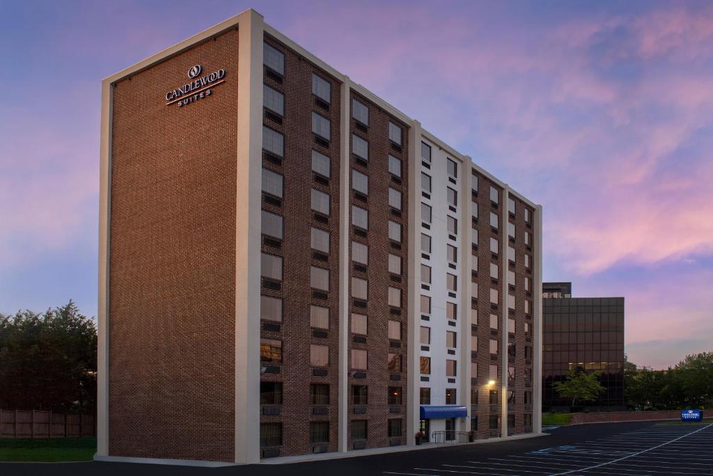 eine Darstellung der Vorderseite eines Hotels in der Unterkunft Candlewood Suites Alexandria West, an IHG Hotel in Alexandria