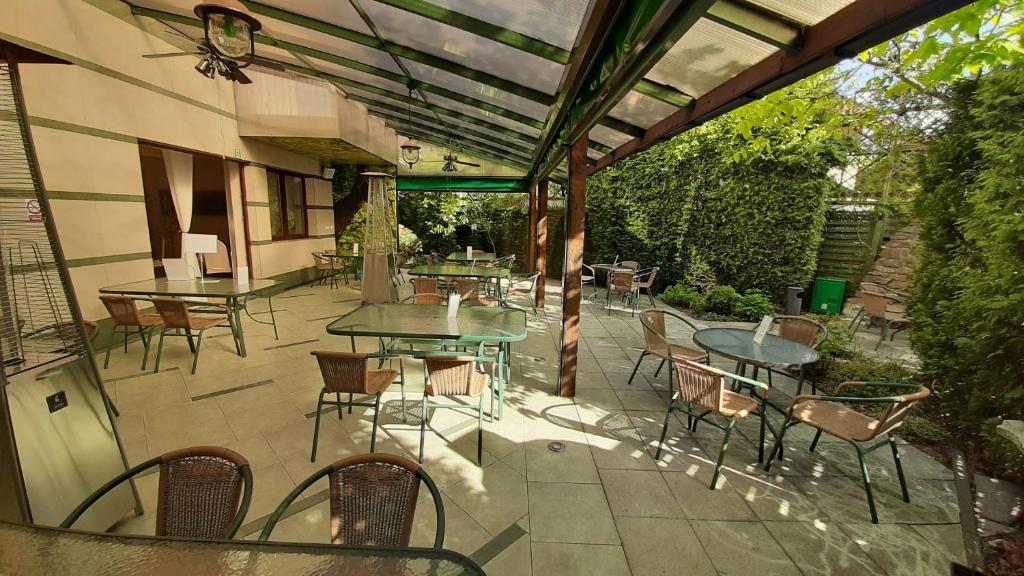 Reštaurácia alebo iné gastronomické zariadenie v ubytovaní Hotel City SM Business & Spa