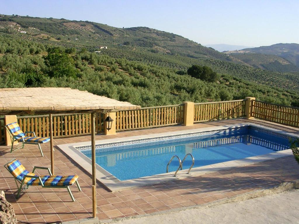 モンテフリオにある2 bedrooms house with private pool enclosed garden and wifi at Montefrioの山の景色を望むスイミングプール