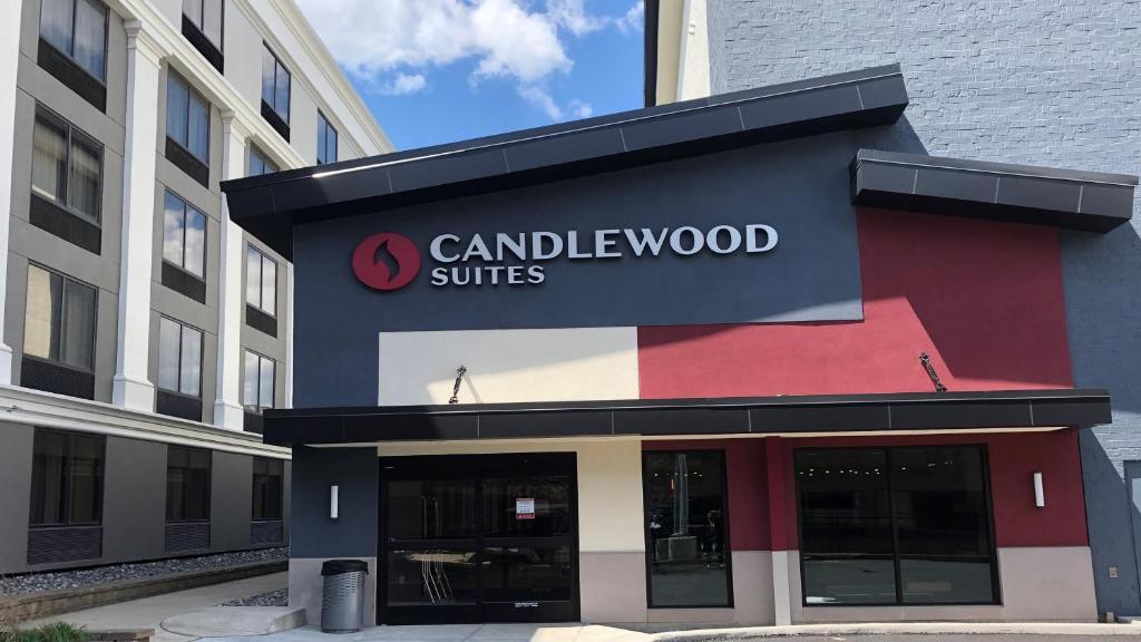 インデペンデンスにあるCandlewood Suites - Cleveland South - Independence, an IHG Hotelのカンネラウッドスイートを表示する看板のある建物