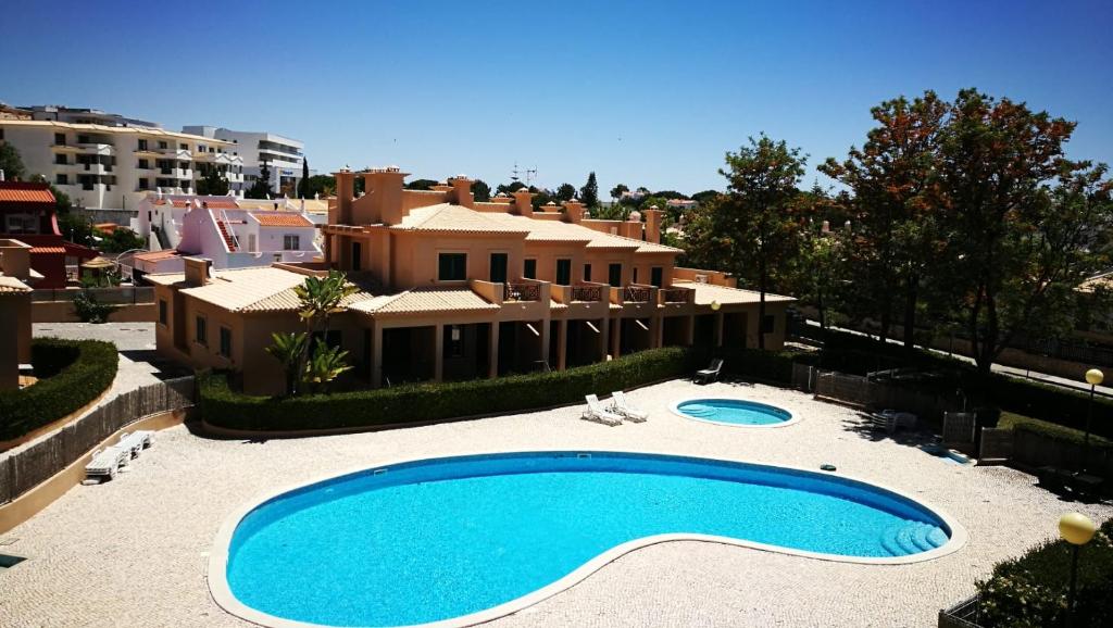 uma grande piscina em frente a uma casa em Villa V2 C em Albufeira