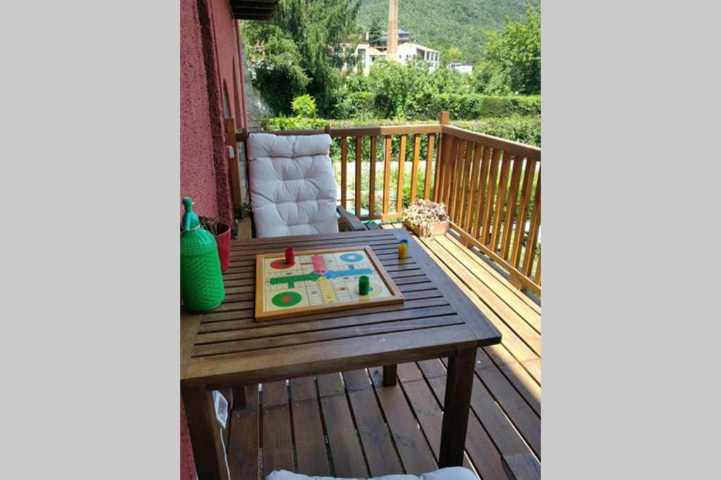 una terrazza in legno con tavolo e sedia di Can Mieta a Bas