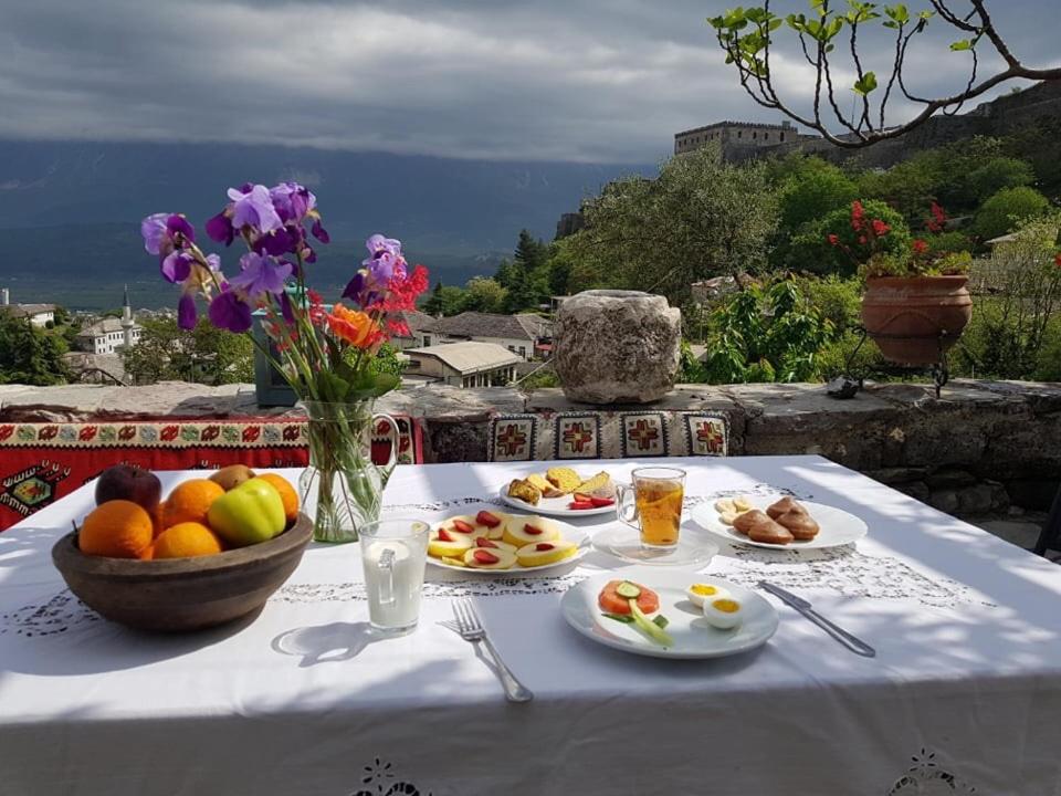 Imagen de la galería de Konaku Guest house, en Gjirokastra