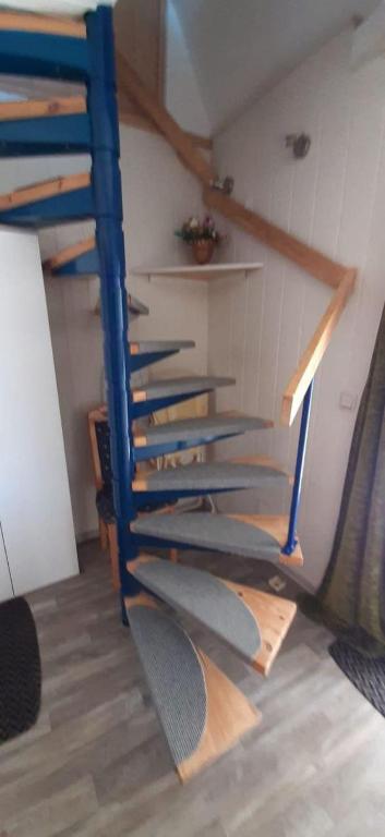 Palanda nebo palandy na pokoji v ubytování Ferienwohnung Aue