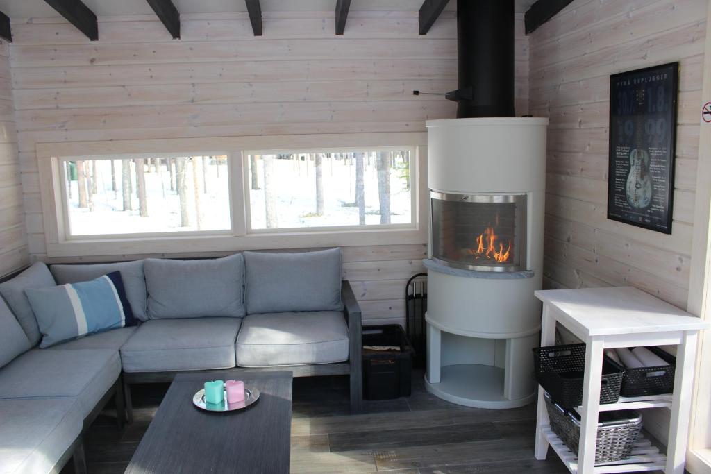 Posezení v ubytování Pyhäkirnu Cottage