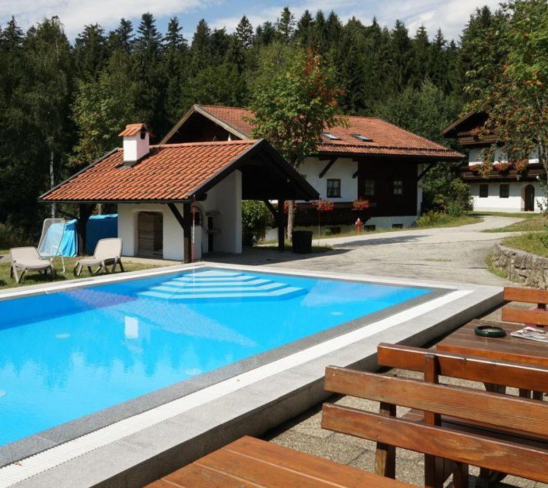 Bazén v ubytování Rachel nebo v jeho okolí