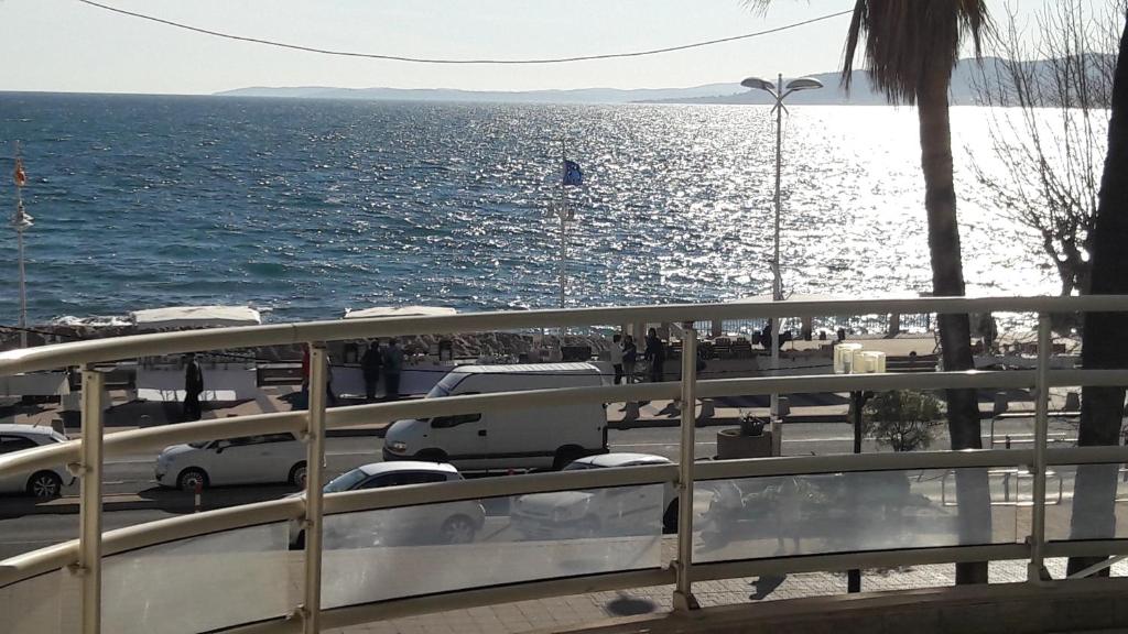 a view of the ocean from a balcony of a parking lot at Appartement triangle d'or Saint Raphaël in Saint-Raphaël