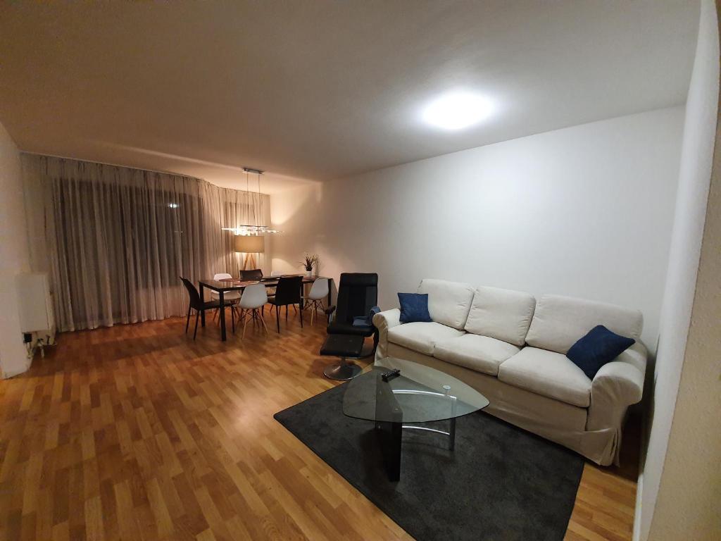 ラーティンゲンにある2-Zimmer-Apartment Ratingen Ostのリビングルーム(白いソファ、テーブル付)