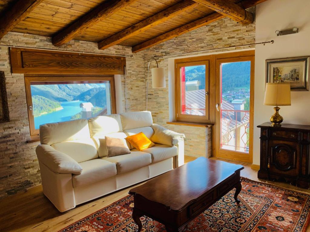 多梅傑迪卡多雷的住宿－Mansarda la soffitta，带沙发和咖啡桌的客厅