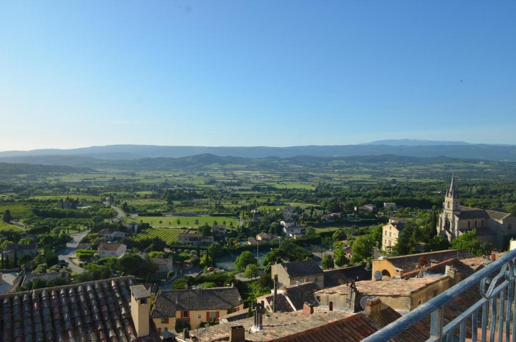 einen Blick auf die Stadt vom Turm in der Unterkunft Hôtel Restaurant Panoramique César in Bonnieux
