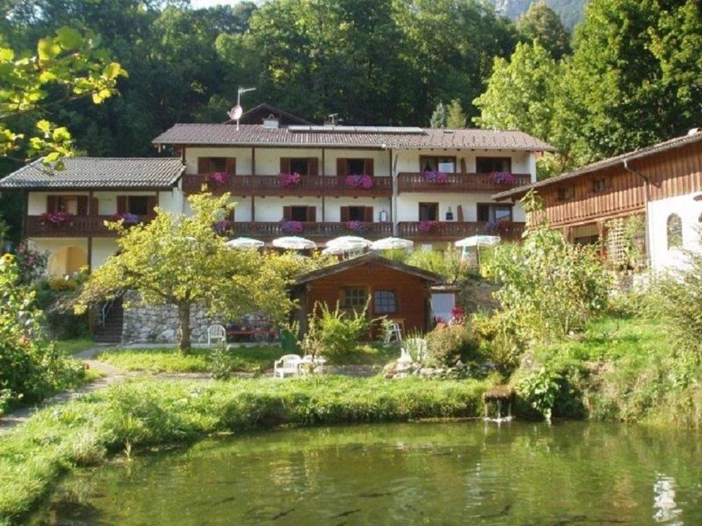 un edificio junto a un río con un edificio en Ferienwohnungen Quellenhof, en Bad Reichenhall