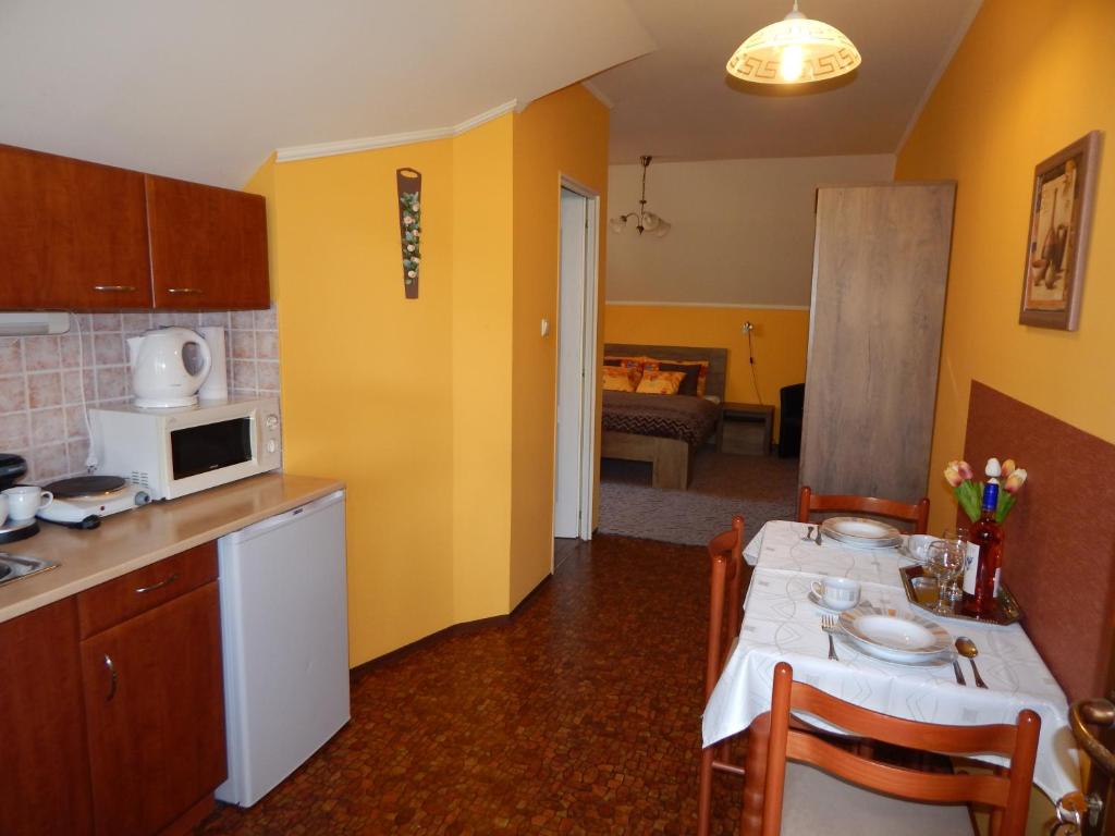 Kuchyňa alebo kuchynka v ubytovaní Völgy Apartman
