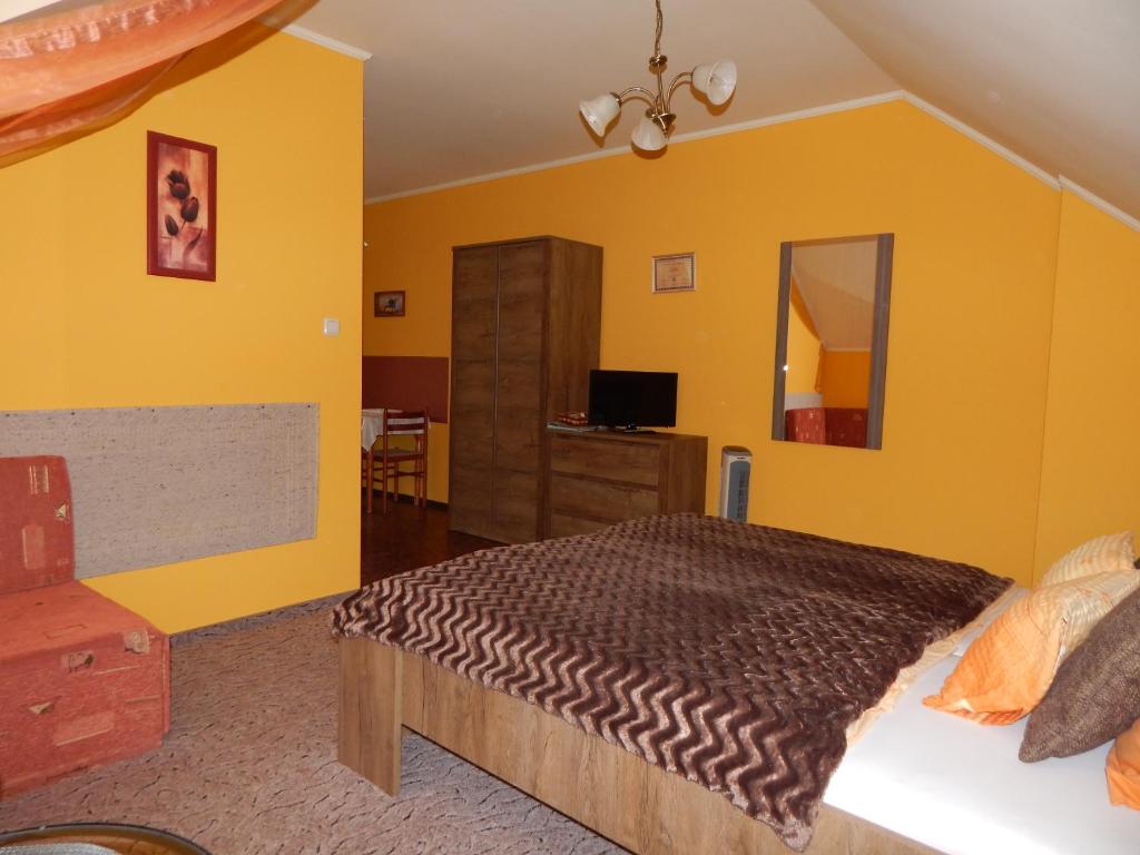 Televízia a/alebo spoločenská miestnosť v ubytovaní Völgy Apartman