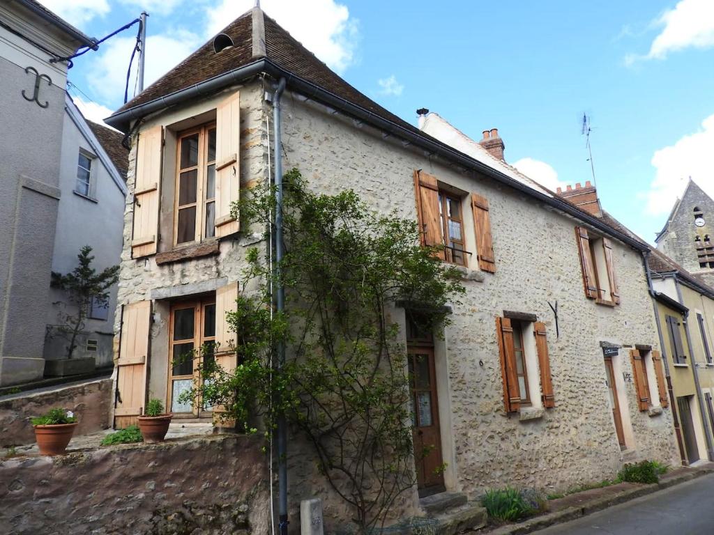 una casa vieja en una calle en un pueblo en Maison de 2 chambres avec wifi a Chalo Saint Mars, en Châlo-Saint-Mars