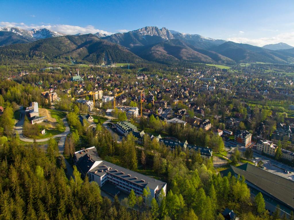 widok miasta z góry w tle z lotu ptaka w obiekcie Geovita Zakopane w Zakopanem